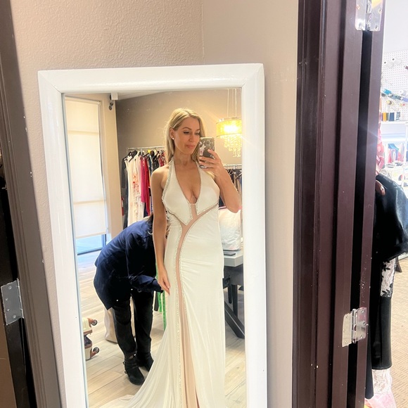 Elegant White Gown with Sheer Accents - Picture 2 of 7